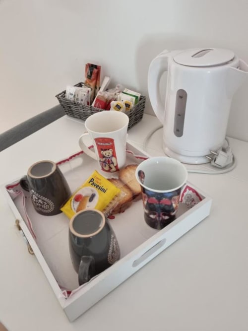 Vassoio di benvenuto presso Maso Kreuzberg con tazze, bollitore, snack e amenities nell'appartamento di Trento