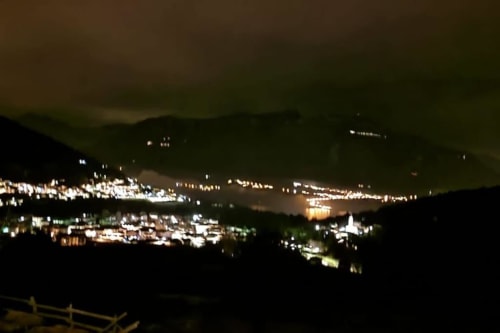 Vista notturna della cittadina di Trento illuminata dalla camera dell'appartamento Maso Kreuzberg