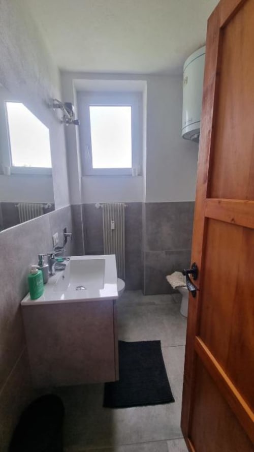 Bagno moderno a Maso Kreuzberg BnB a Trento con lavabo, WC, doccia e finestra luminosa