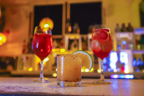 Cócteles coloridos con garnish de lima en el bar del Hotel 40 Cañones en Mahahual, México
