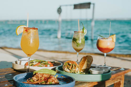 Cócteles tropicales y gastronomía fresca en la playa del Hotel 40 Cañones, Mahahual, México
