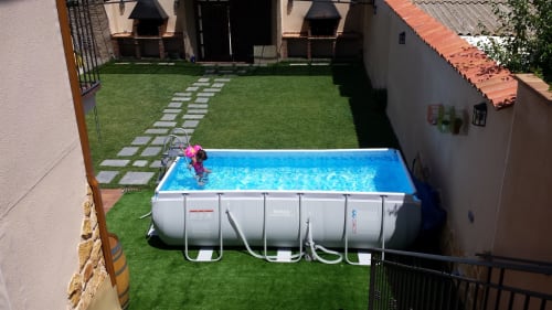 Piscina rectangular elevada en el exuberante jardín de la casita rural Tradición Rural en Nieva, España