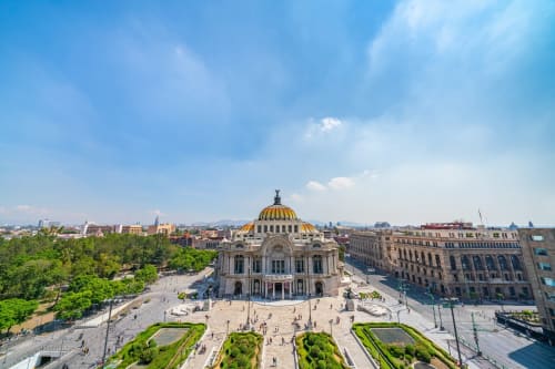 Vista aérea del Palacio de Bellas Artes con jardines manicurados, skyline de Ciudad de México, cerca del hotel Casa Donceles