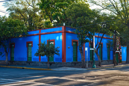 Fachada del hotel Casa Donceles, edificio azul vibrante con acabados rojos y puertas verdes en Ciudad de México
