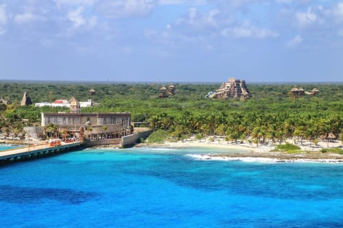 Resort de playa 40 Cañones en Mahahual con aguas turquesas del Caribe, arena blanca y selva de fondo