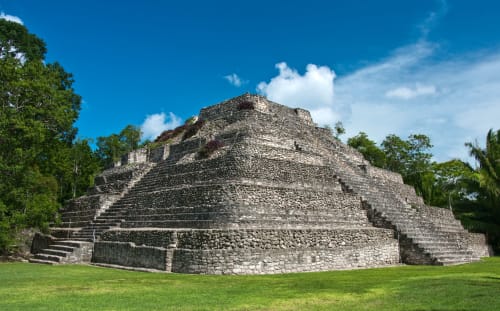 Ruinas de pirámide maya antigua rodeadas de selva cerca del Hotel 40 Cañones en Mahahual, México