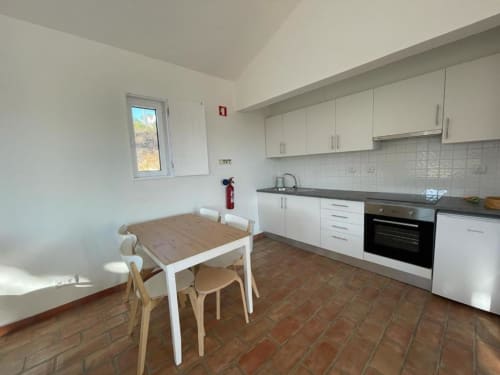 Moderna cozinha e sala de jantar na vila Vineyard House em Corvatos Casas do Monte, Almodôvar com marcenaria branca e