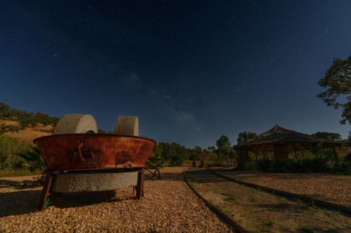 Fogueira rústica e céu estrelado em Corvatos Casas do Monte, Almodôvar Portugal