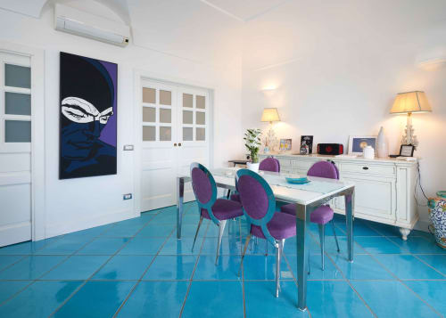 Sala da pranzo moderna a Wonderful Positano con pavimento in piastrelle turchesi, sedie viola, credenza bianca e opere d'arte contemporanea