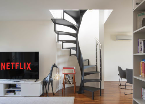 Moderno loft a GIRESIO 41 Milano con scala a spirale, Netflix e arredi contemporanei