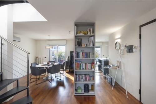 Moderno appartamento open-plan a GIRESIO 41 Milano con zona pranzo, libreria, pavimenti in legno e vista sulla città