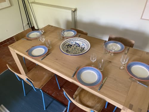 Table de la salle à manger dressée pour les hôtes au Château de Vaux Morvan, gîte à Étang sur Arroux