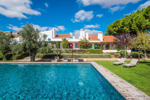 Resort de luxo Casas de Juromenha com piscina cintilante, jardim bem cuidado e edifícios brancos de estilo mediterrâneo em Portugal