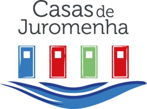 Logo Casas de Juromenha com portas coloridas em azul, vermelho e verde apoiadas em gesto de mão acolhedora