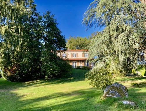 Chambres d’hôtes Les 15 Chênes en Vendée, ensoleillées et calmes. Relaxation et pause près du Puy du Fou garanties.