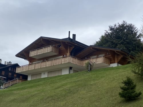 Chalet alpin moderne à Grangette Villars à Villars-sur-Ollon avec balcons en bois et vue sur les montagnes