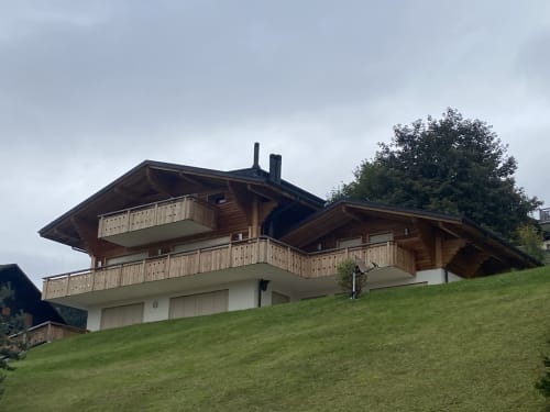 Chalet moderne en bois à Grangette Villars avec balcons donnant sur les prés alpins verdoyants