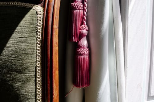 Élégants détails de glands bordeaux et finitions crème au boutique-hôtel Château de Vaux Morvan à Étang sur Arroux, France