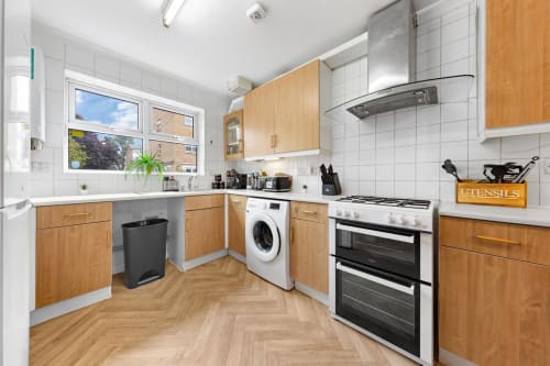 Kitchen,Oven,Stovetop/Hob,Toaster,Washing Machine,Fridge,Freezer,Dishes and cutlery,Cooking basics,Cooker,Coffee maker,Coffee,Microwave,Rice cooker,Wine glasses,Dining table