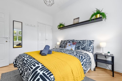 bed,Bedroom,Clothing Iron, Hair Dryer, Heating, Wardrobe, Monitor, Ergonomic Chair, Towels, Bathrobes, slippers, Double Size bed, Cozylease, Canary Wharf, East India, Toothbrush, Wifi