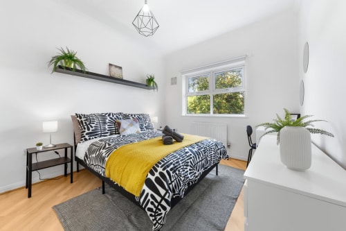 bed,Bedroom,Clothing Iron, Hair Dryer, Heating, Wardrobe, Monitor, Ergonomic Chair, Towels, Bathrobes, slippers, Double Size bed, Cozylease, Canary Wharf, East India, Toothbrush, Wifi