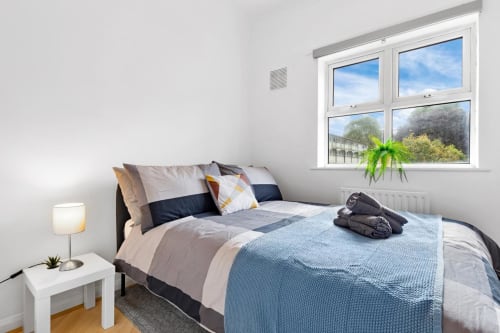 bed,Bedroom,Clothing Iron, Hair Dryer, Heating, Wardrobe, Monitor, Ergonomic Chair, Towels, Bathrobes, slippers, Double Size bed, Cozylease, Canary Wharf, East India, Toothbrush, Wifi. Coat hanger, shoe rack