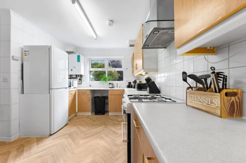 Kitchen, Kitchenette, Coffee, Coffee maker, Dining table, Dinning area, seating area, Dishes and cutlery,Heating, wine glasses, Oven,Microwave,Rice cooker,Toaster,Washing machine,Wifi,