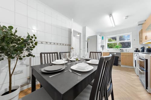 Kitchen, Kitchenette, Coffee, Coffee maker, Dining table, Dinning area, seating area, Dishes and cutlery,Heating, wine glasses, Oven,Microwave,Rice cooker,Toaster,Washing machine,Wifi,