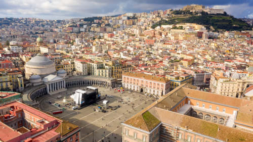 Veduta aerea di Napoli con Piazza del Plebiscito e basilica, architettura storica italiana