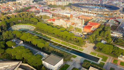 Vista aerea dei giardini e dei canali di La Suite del Giardino a Napoli, con lo skyline circostante