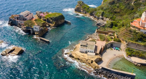 La Suite del Giardino, proprietà esclusiva a picco sul mare a Napoli con acque turchesi e rovine storiche