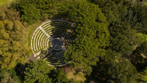 Vista aerea della torre moderna circolare circondata da una lussureggiante foresta vicino a Napoli, Italia