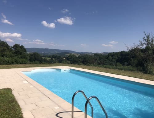 Piscine du Château de Vaux Morgan avec vue sur la campagne vallonnée à Étang-sur-Arroux