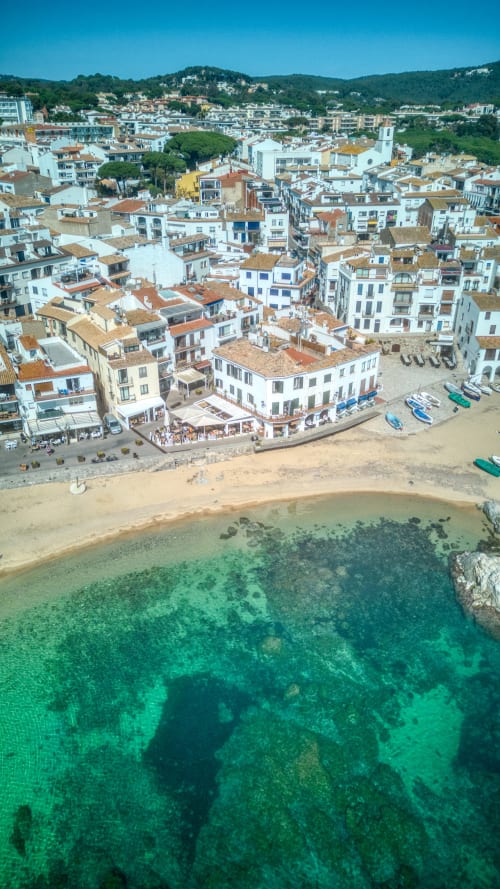 Vue aérienne de Palafrugell avec eaux turquoise méditerranéennes et plage de sable