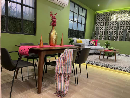 Apartamento Casa Colores vibrante en Ciudad de México con paredes verde lima brillante, mesa de comedor de madera, sillas negras y decoración colorida