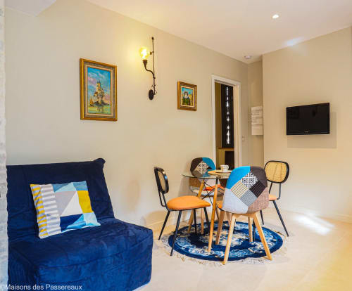 Chambre cosy avec lit double dans le gîte Le Troglodyte Mignon au Vaudoué