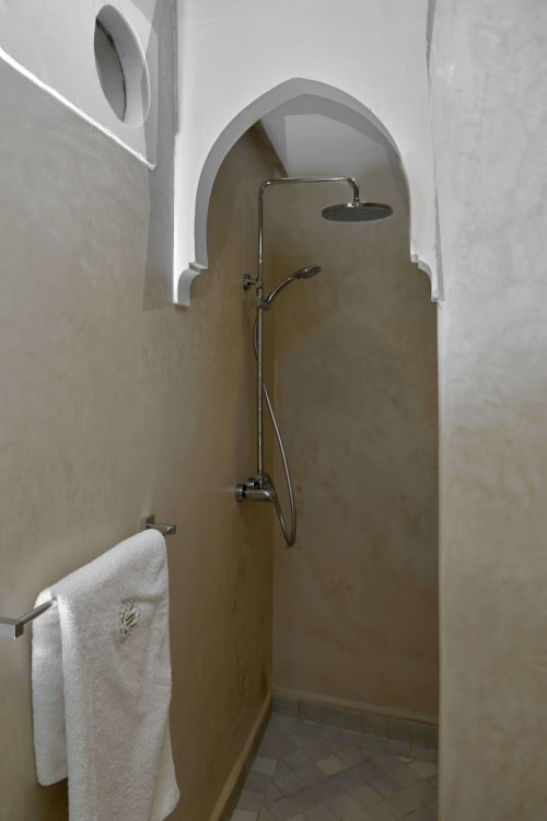 Moderne gewelfde douche-afsluitingen met regendouchekop en handdouche in Chambre Blanche, Riad Palau Marrakech, wit