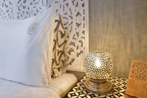 Sierlijke nachtkastlamp met gemusterde kap in de Chambre Royale van Riad Palau Marrakech
