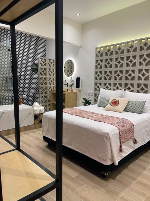 Habitación moderna del hotel Casa Donceles, Ciudad de México con cama dosel, cabecero estampado y baño privado