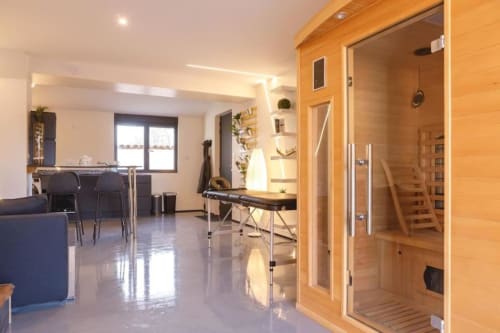 Spa moderne avec sauna en bois au Domaine du haut de la Dombes à Châtillon-sur-Chalaronne, France