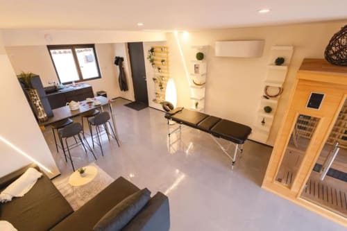 Intérieur de villa moderne au Domaine du haut de la Dombes avec lit de soin, espace lounge et équipements wellness