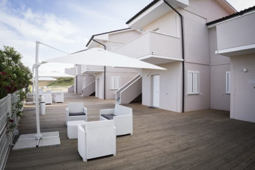 Terrazza panoramica della Residence Balconi del Conero a Marcelli con ombrelloni bianchi, lettini e architettura moderna