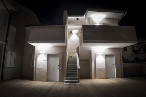 Residence Balconi del Conero, ingresso moderno illuminato di notte a Marcelli