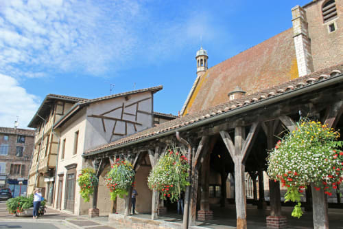 Maisons à colombages médiévales avec paniers de fleurs suspendus à Châtillon-sur-Chalaronne, France