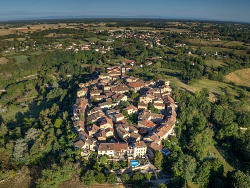 Vue aérienne du village de Châtillon-sur-Chalaronne avec le Domaine du haut de la Dombes dans la verdoyante campagne