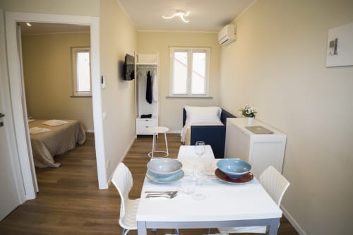 Ampio appartamento a Residence Balconi del Conero a Marcelli con tavolo da pranzo, angolo cottura, divano letto e accesso alla camera