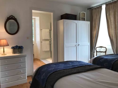 Chambre Bergamot au Manoir De Rieuzal, Loubressac, avec lits jumeaux, armoire blanche et vue sur les montagnes