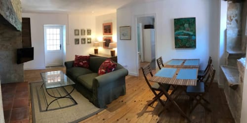 Appartement Bergamote au Manoir De Rieuzal avec canapé vert, table à manger, parquets et vue sur les montagnes à Loubressac