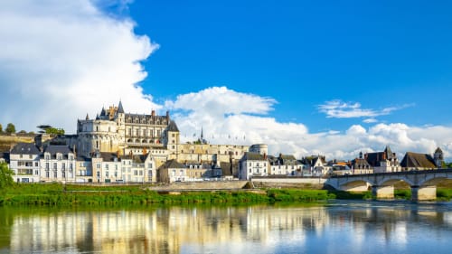 Château d'Amboise dominant la Loire en Touraine, France avec pont de pierre et ville riverside
