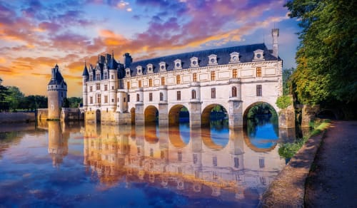 Le Château de Chenonceau se reflète dans la rivière Cher au coucher du soleil, région de Touraine, France